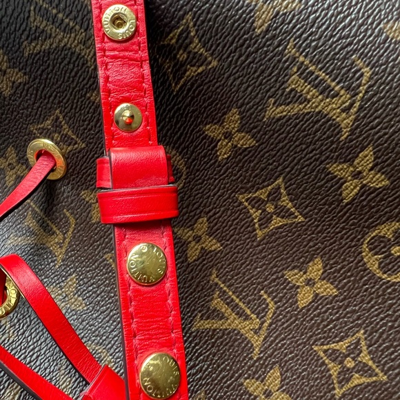 Louis Vuitton NéoNoe MM in Poppy (first time selling) brand new condition - Picture 4 of 7